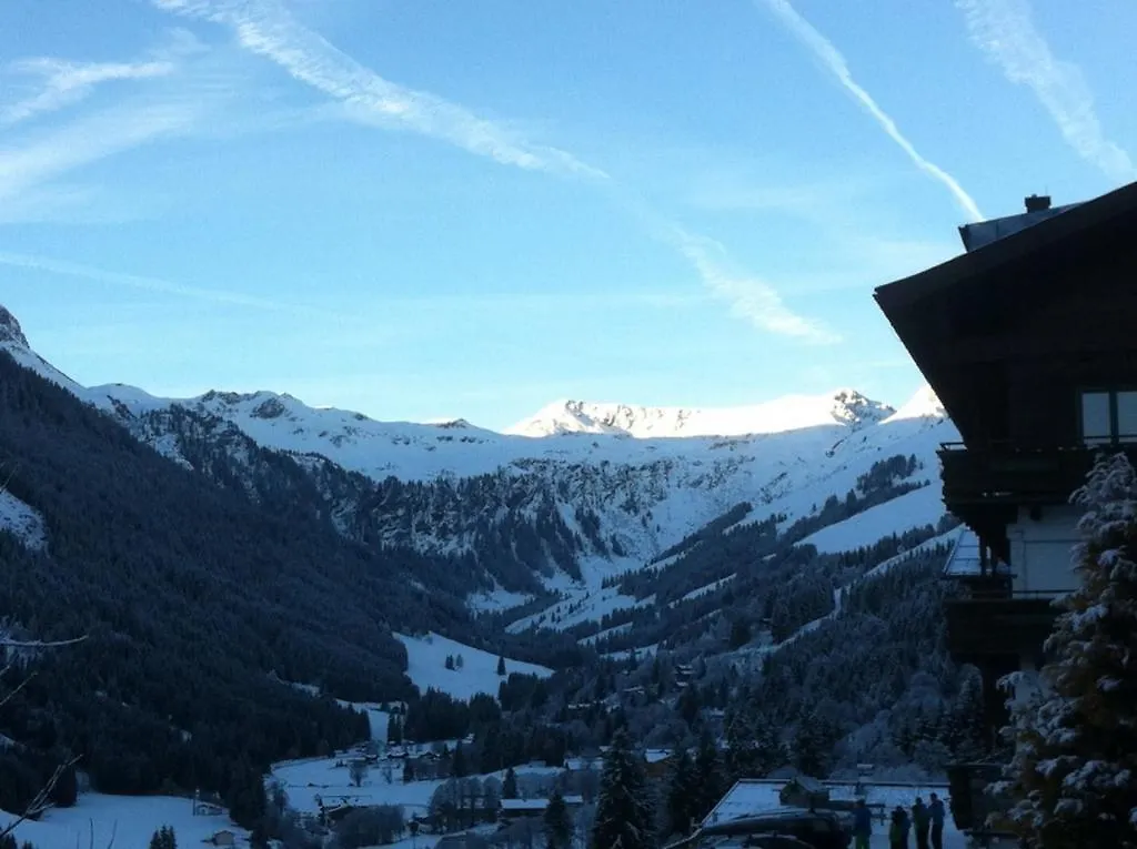 Hostel Ski In / Ski Out - Gästehäuser Saalbach