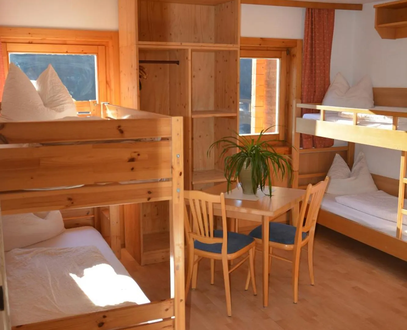 Hostel Ski In / Ski Out - Gästehäuser Saalbach