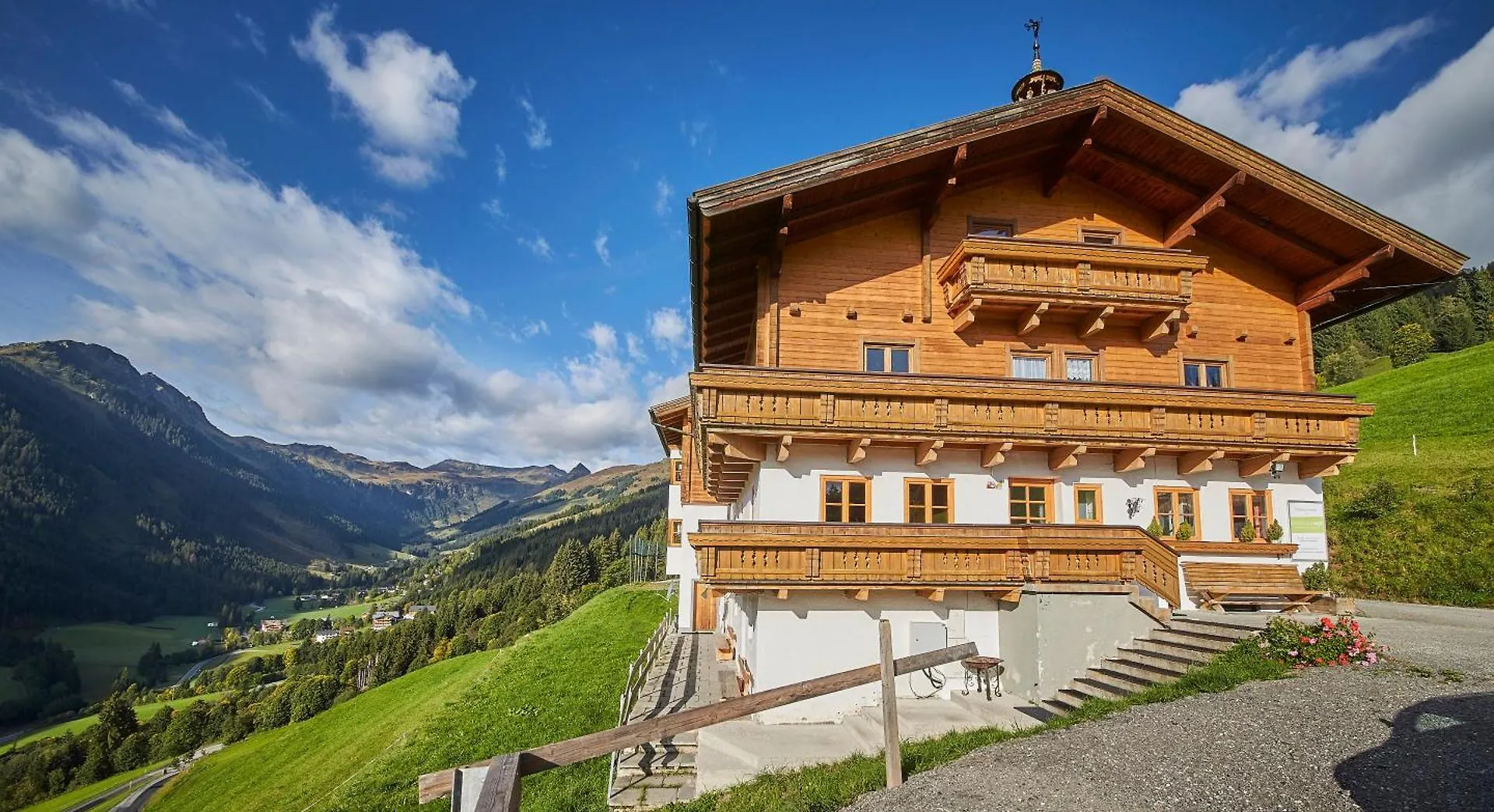 Hostel Ski In / Ski Out - Gästehäuser Saalbach