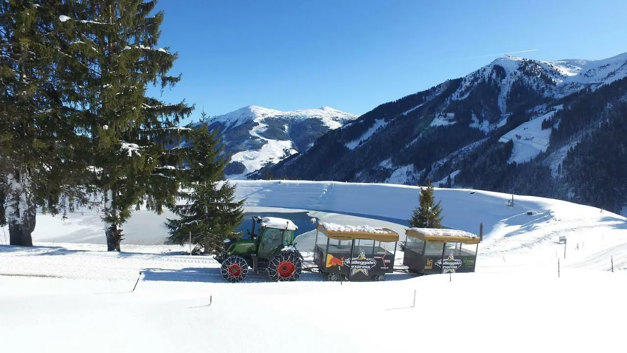 Ski In / Ski Out - Gästehäuser Saalbach Hostel